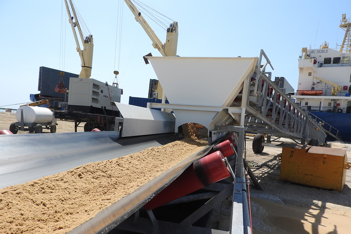 Mobile link conveyor for bulk handling materials industries