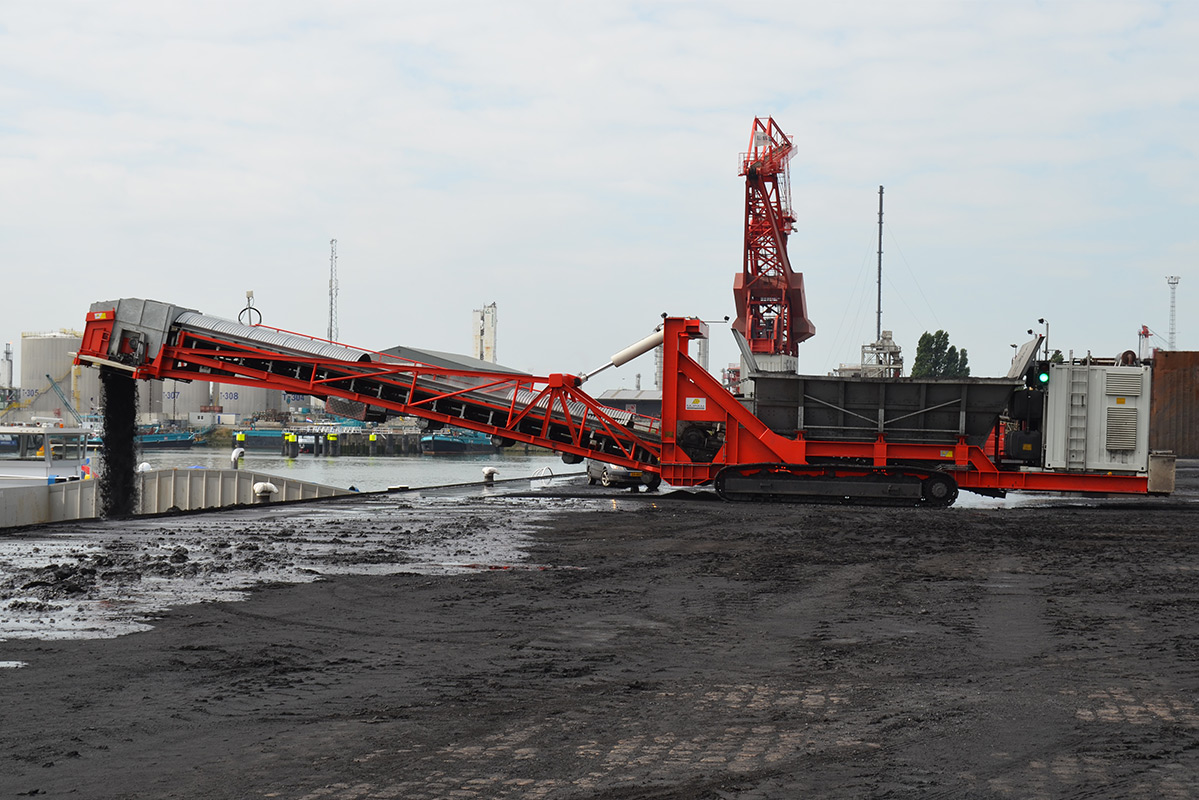 Tracked hopper feeder for bulk handling materials industries