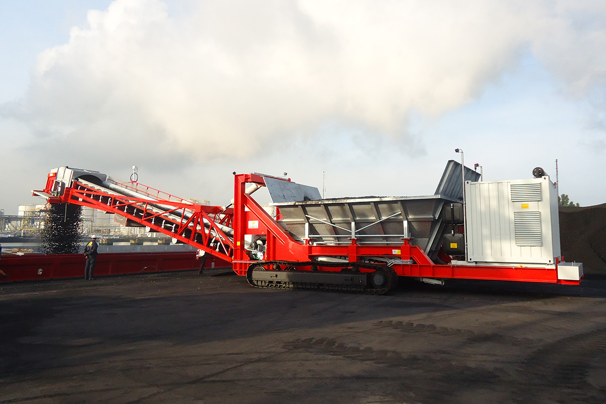 Tracked hopper feeder for bulk handling materials industries