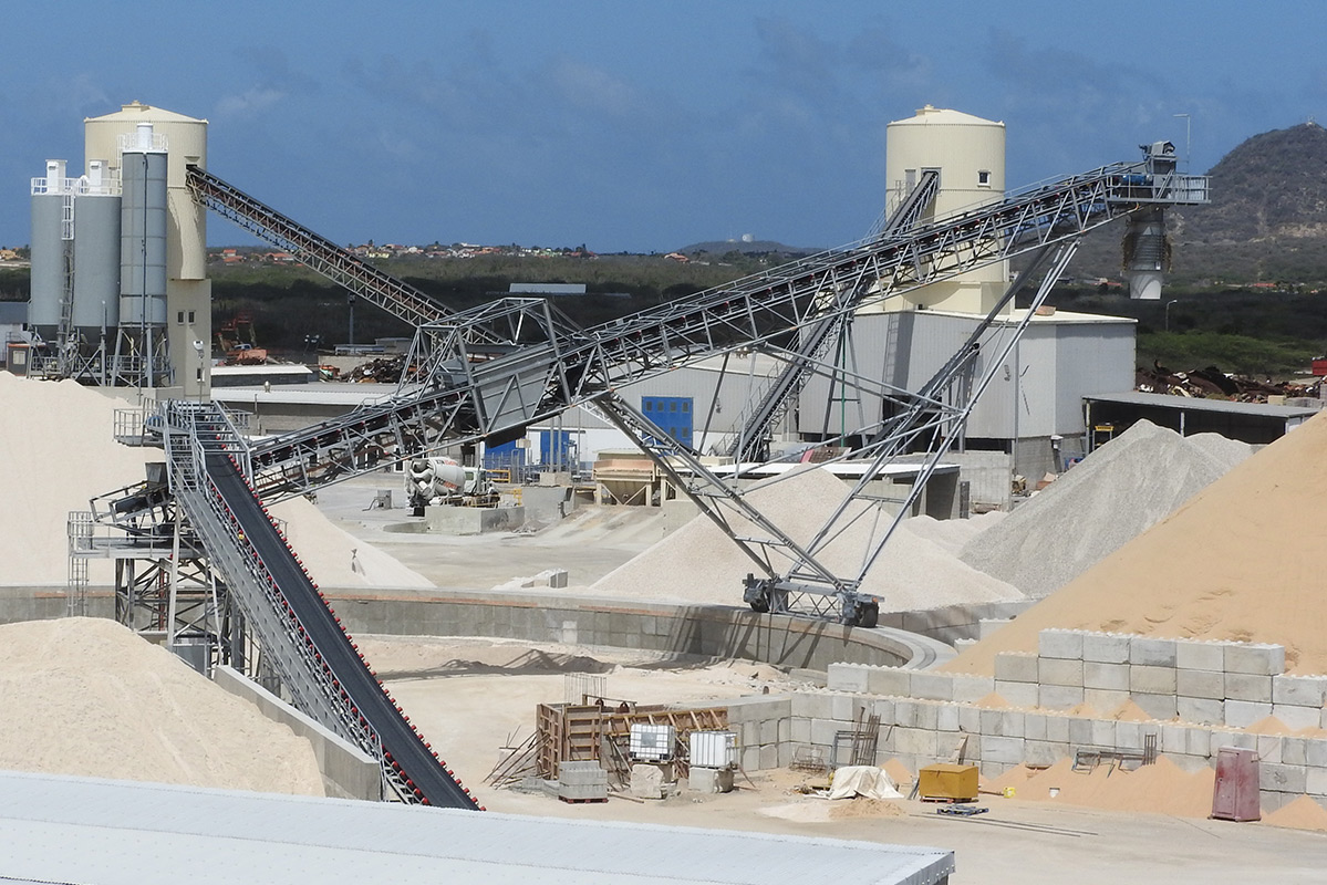 Static radial stacker for bulk handling materials industries